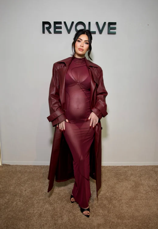 Megan Fox, într-o rochie vișinie și transparentă, care i-a lăsat la vedere burtica de gravidă