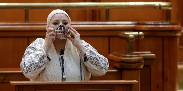 Şedinţă solemnă plen Parlament 30 de ani de la adoptarea Constituţiei - Diana Şoşoacă - 6 dec 2021 / FOTO Inquam Photos / George Călin