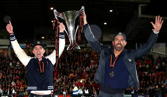 Rob McElhenney și Ryan Reynolds (de la stânga la dreapta), în timpul fiestei (FOTO: Getty Images)