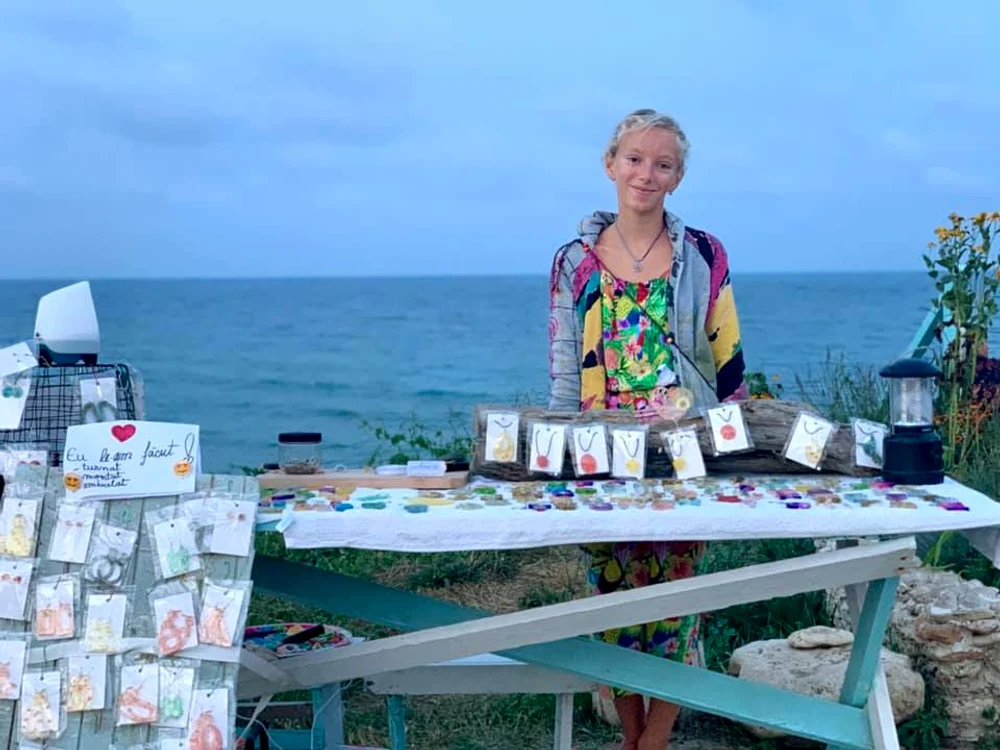
    Cine dorea un pandantiv sau o pereche de cercei dona cât voia pentru cățel  