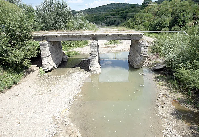 Râul Ialomiţa abia  se zăreşte în albie