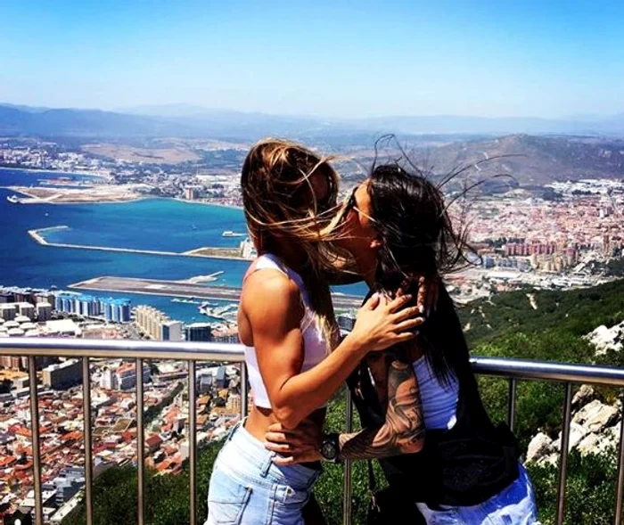 O blondă și o brunetă, combinația fatală