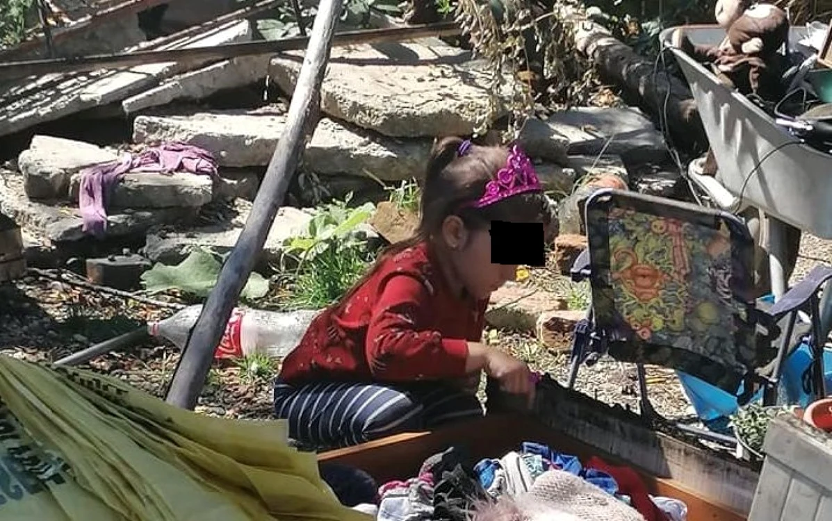 Micuţa şi-a recuperat doar o diademă dintre resturile casei FOTO: Loredana Costache
