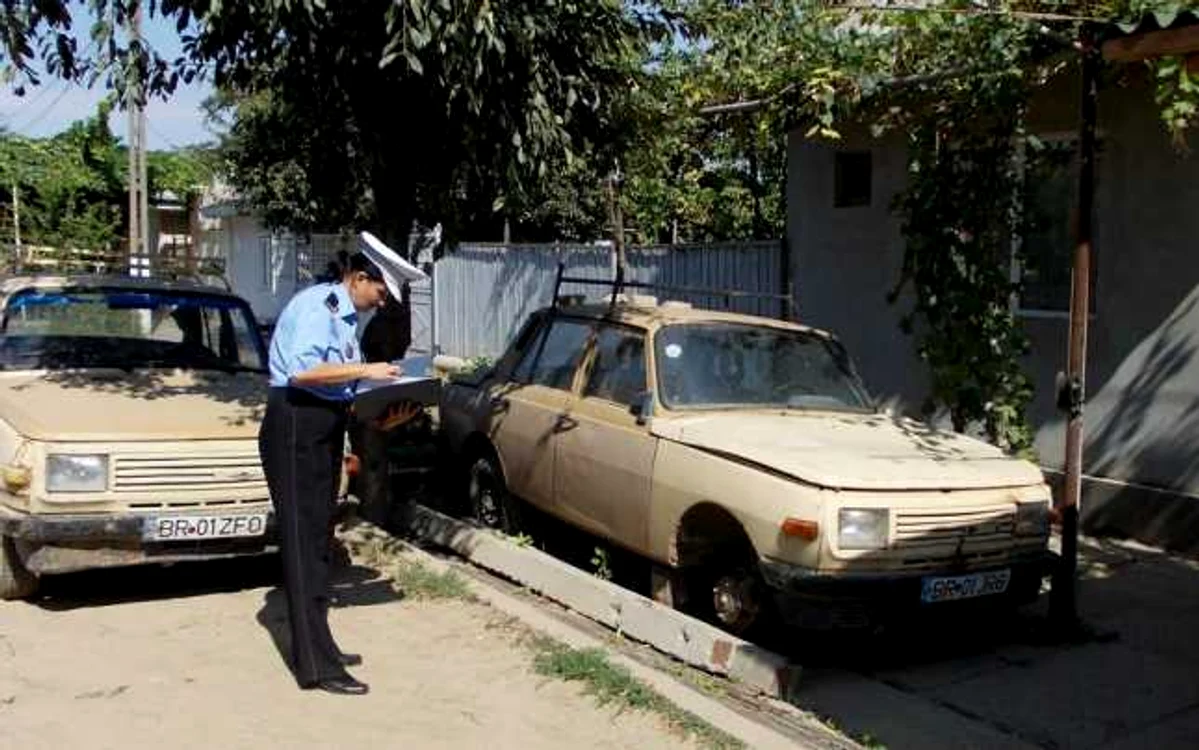 Poliţiştii locali au somat proprietarii să îşi ridice autovehiculele abandonate de pe domeniul public  FOTO Florentin Coman