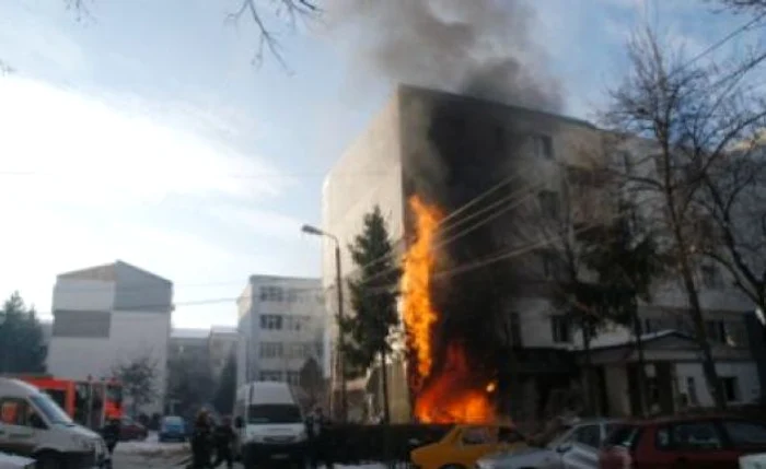 În urma deflagraţiei au fost rănite trei persoane
