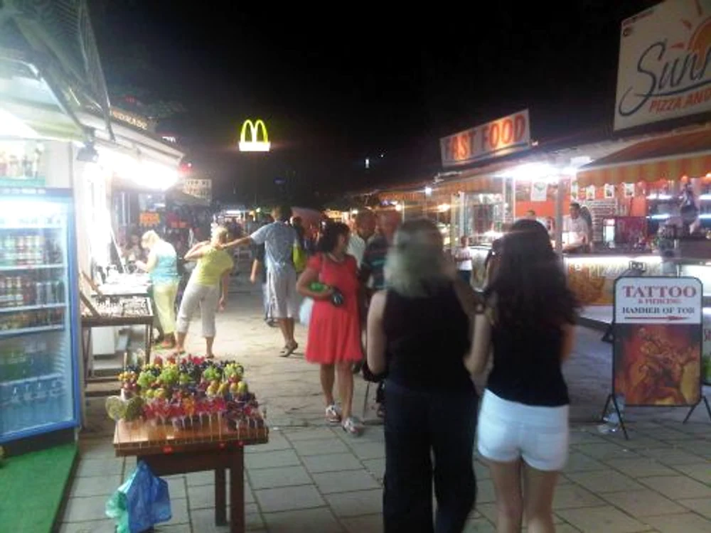 Bazarul din Nisipurile de Aur, extram de animat pe timpul nopţii