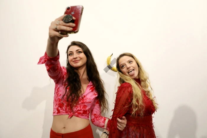 Iubitoare de artă la galeria Art Basel din Miami FOTO Guliver/Getty Images