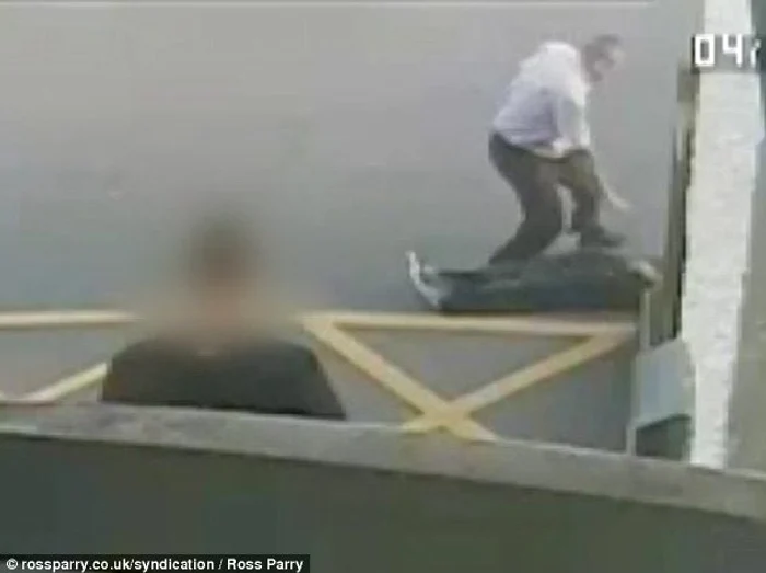 VIDEO Soţul încornorat, omorât de amant cu un singur pumn