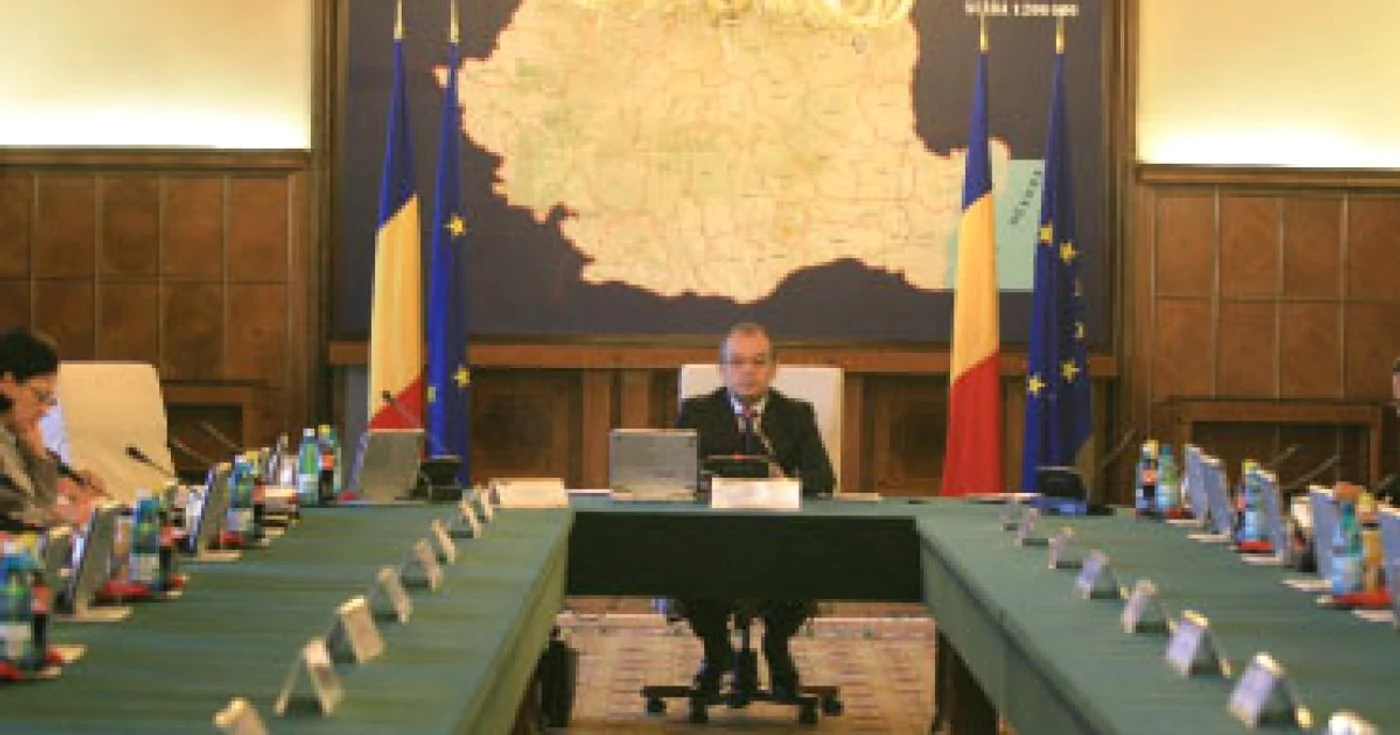 Guvernul ne va scoate din criză „greu  şi târziu“