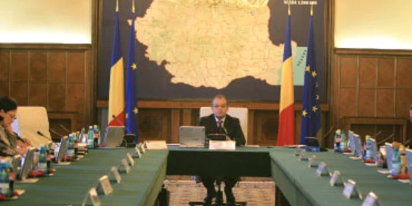 Guvernul ne va scoate din criză „greu  şi târziu“