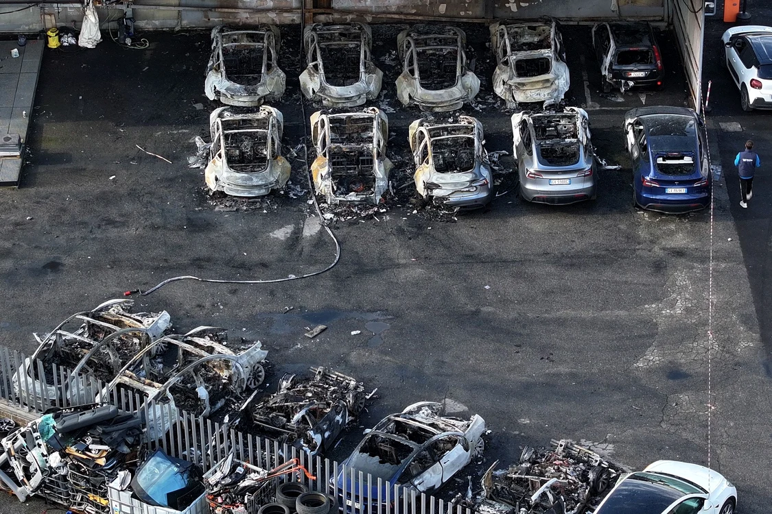 Este al doilea incendiu într-o săptămână la o reprezentanţă Tesla. FOTO Profimedia 