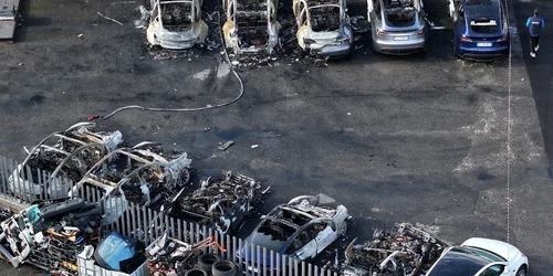 Mai multe mașini Tesla au ars la o reprezentanță de lângă Roma FOTO Profimedia 
