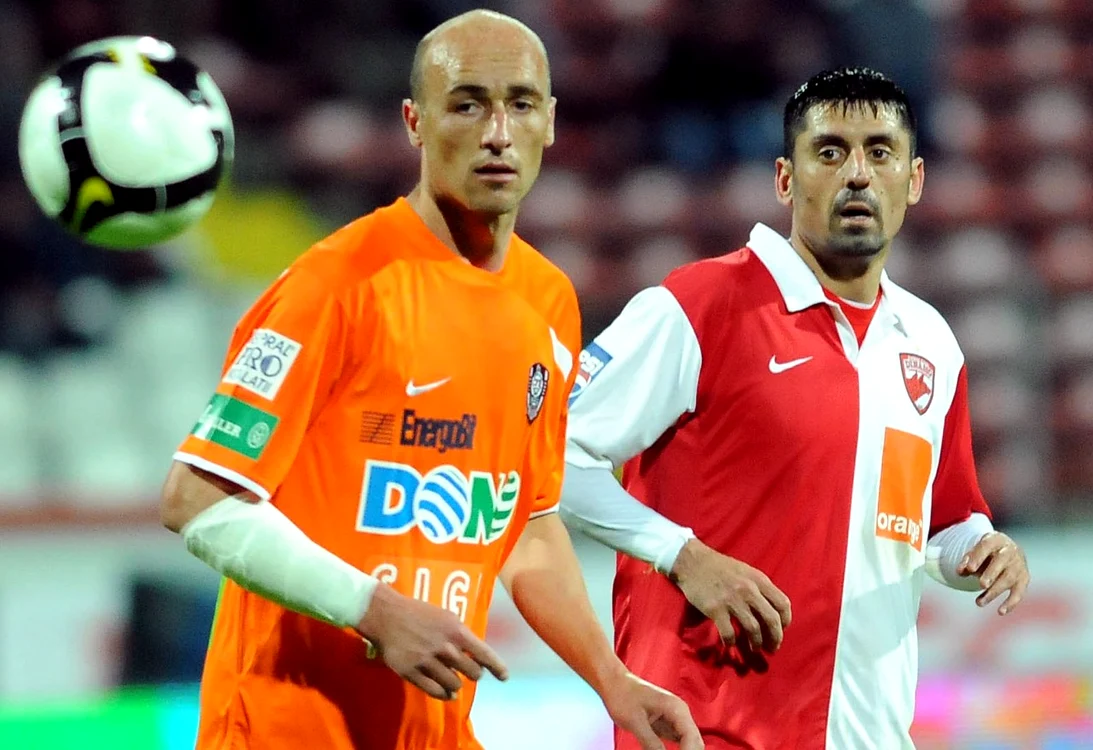 Gabi Mureșan urmărește o minge alături de dinamovistul Ionel Dănciulescu (Foto: sportpictures)