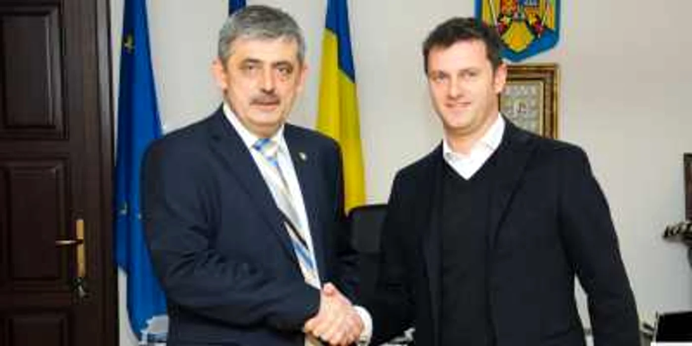 Horea Uioreanu, preşedintele CJ Cluj (stânga) şi Massimo Paronthi, manager general De Longhi România (dreapta)
