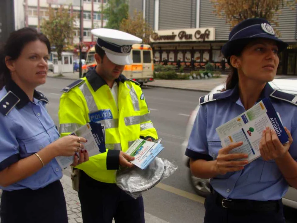 Poliţiştii au dat pliante şoferilor cu recomandări despre cum să se ferească de hoţi şi să îşi asigure maşinile