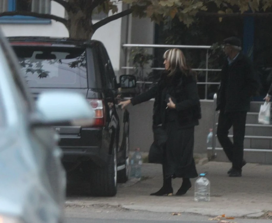 Mihaela este extrem de tristă de când fostul ei soţ pe care l-a iubit orbeşte s-a stins din viaţă 