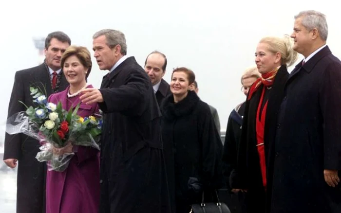 La sosirea în România în 2002, preşedintele George W. Bush a fost întâmpinat de o delegatie condusă de Adrian Năstase FOTO Mediafax