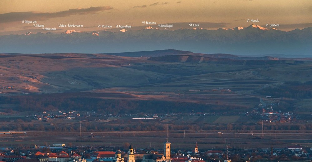 Cele mai înalte vârfuri din Carpați, fotografiate de la peste 100 de kilometri. Imagini inedite din Făgăraș și Retezat