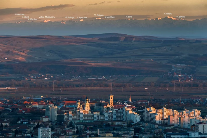 Cele mai înalte piscuri din România, fotografiate de la peste 100 de kilometri FOTO Daniel Morar