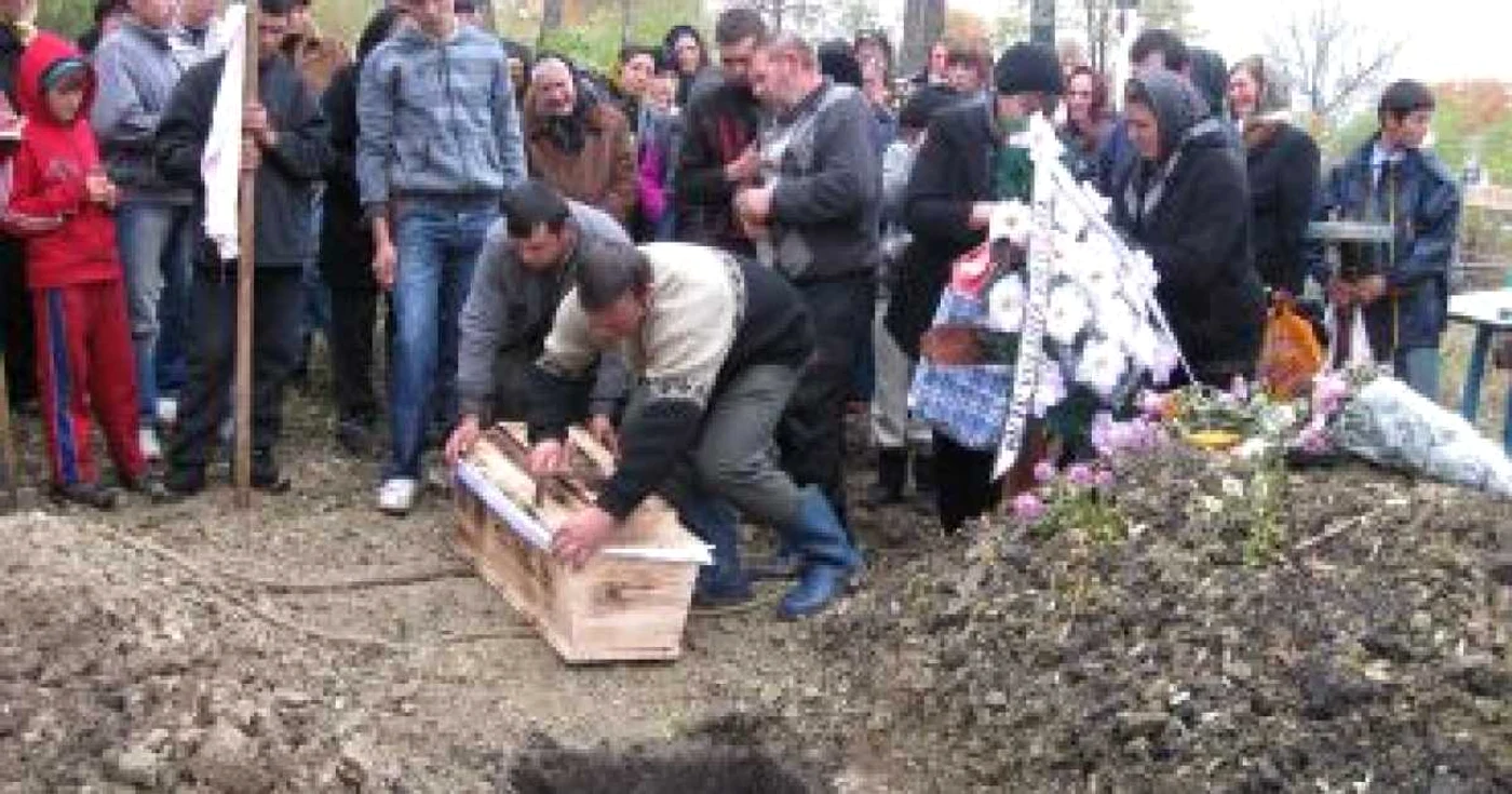 Botoşani: Denisa Suru condusă pe ultimul drum de tot satul