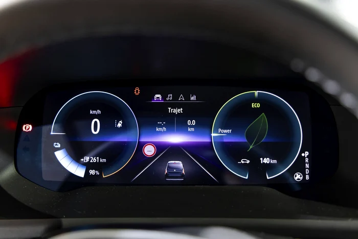 Display color de 10 inch, echipare opțională Foto: Renault