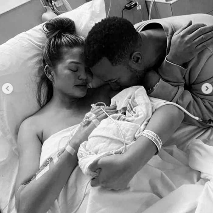 Chrissy a încărcat o serie de fotografii dureroase pe pagina personală de Instagram 