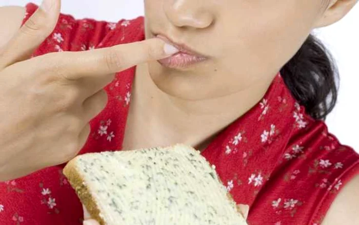 Într-un pachet de brânză topită intră peste 10 “ingrediente”, pe lângă apă, brânză şi zer praf