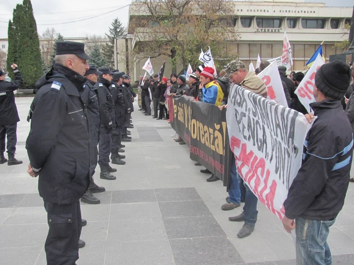 Jaandarmii au făcut un cordon de ordine în faţa protestatarilor  FOTO: Ionuţ Balaban