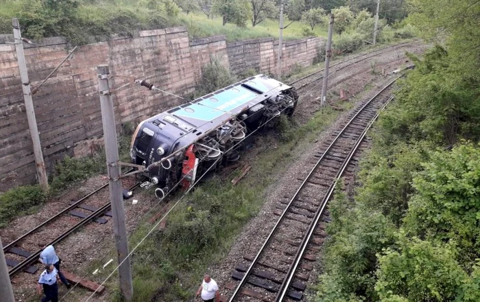 Locomotivă deraiataă. Foto: ISU Huendoara.