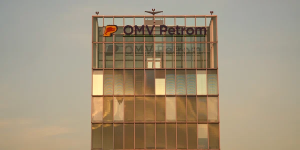 Sigla OMV Petrom pe o clădire din București FOTO Shutterstock