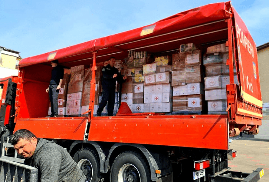 Colectă de alimente și haine la Călărași. Donațiile vor fi oferite prin Crucea Roșie oamenilor sărmani 