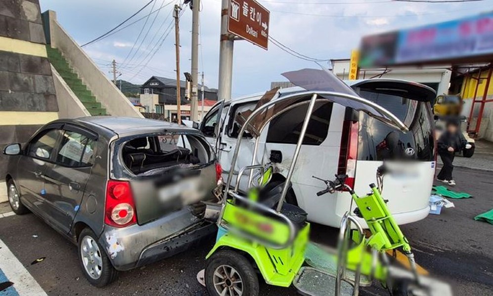 O dubă scăpată de sub control a lovit mai mulți pietoni pe o insulă turistică. Cel puțin trei oameni au murit