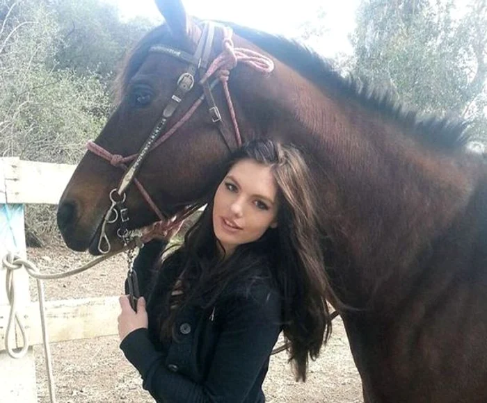 Simone este presupusa bonă a celor doi, care, în prezent, apare a fi într-o relație cu Jeff pe Facebook