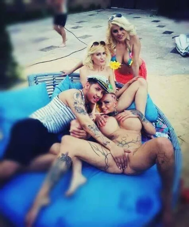 Aceasta este imaginea completă publicată de site-ul de socializare. Reacţiile negative sunt de înţeles