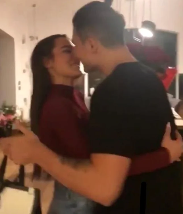 Andreea Esca i-a surprins pe fiică și pe iubit într-o îmbrățișare