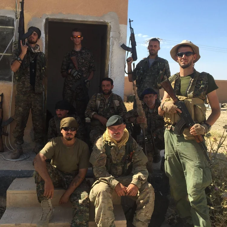 Mark Aires (centru jos) în Siria. Foto: Facebook