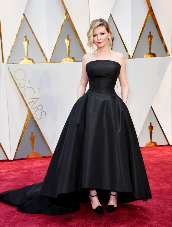 Kirsten Dunst a ieșit din tiparul său obișnuit și a purtat o rochie neagră, elegantă, marca Christian Dior