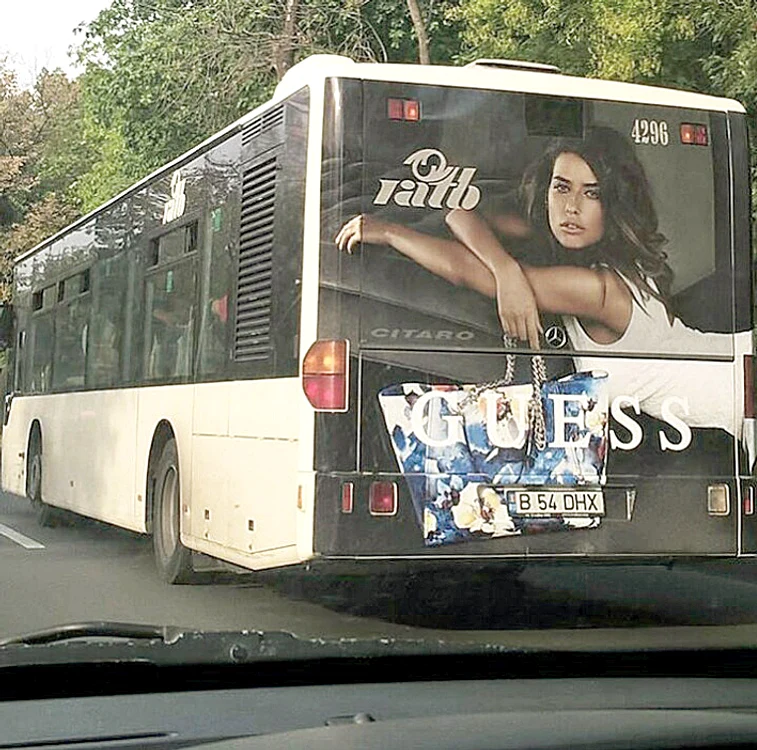 
    Afișele cu reclama lui Alice Peneacă,  la lenjerie intimă, sunt lipite pe  geamurile liniei 335, din Capitală  