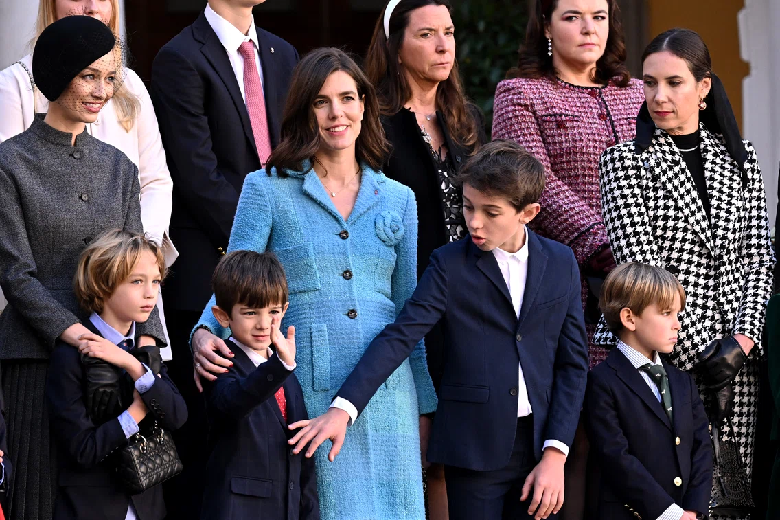 Charlotte Casiraghi cu Balthazar Rassam și Raphael Elmaleh la Ziua Națională a statului Monaco. FOTO: Getty Images