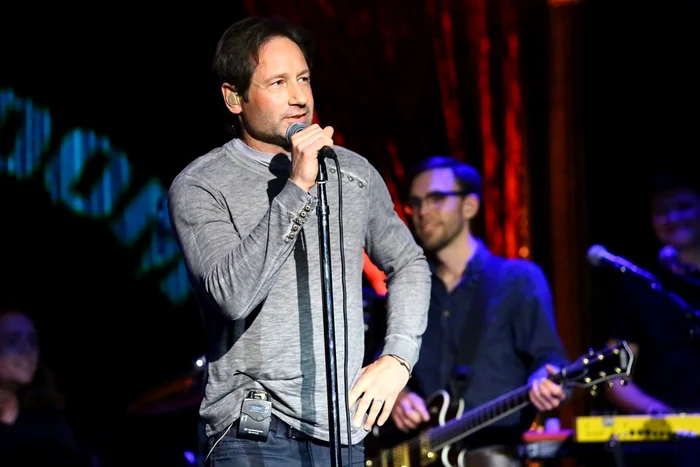 David Duchovny, singurul actor care a câştigat Globul de Aur şi pentru drama, şi pentru comedie, nu dezamăgeşte nici ca muzician FOTO Guliver/Getty Images