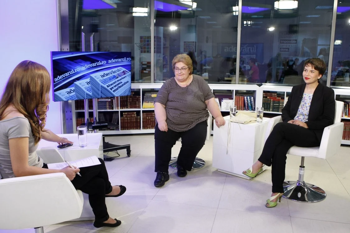 De la stânga la dreapta: Andrada Floria, jurnalist „Adevărul (cu spatele), de vorbă cu medicul ginecolog Borbala Koo şi cu Adriana Radu, fondatoarea platformei online Sexul vs. Barza FOTO Eduard Enea