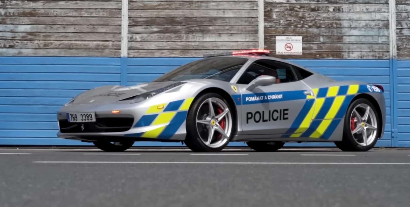 Maşina Ferrari care va fi folosită de poliţiştii cehi FOTO Captură video