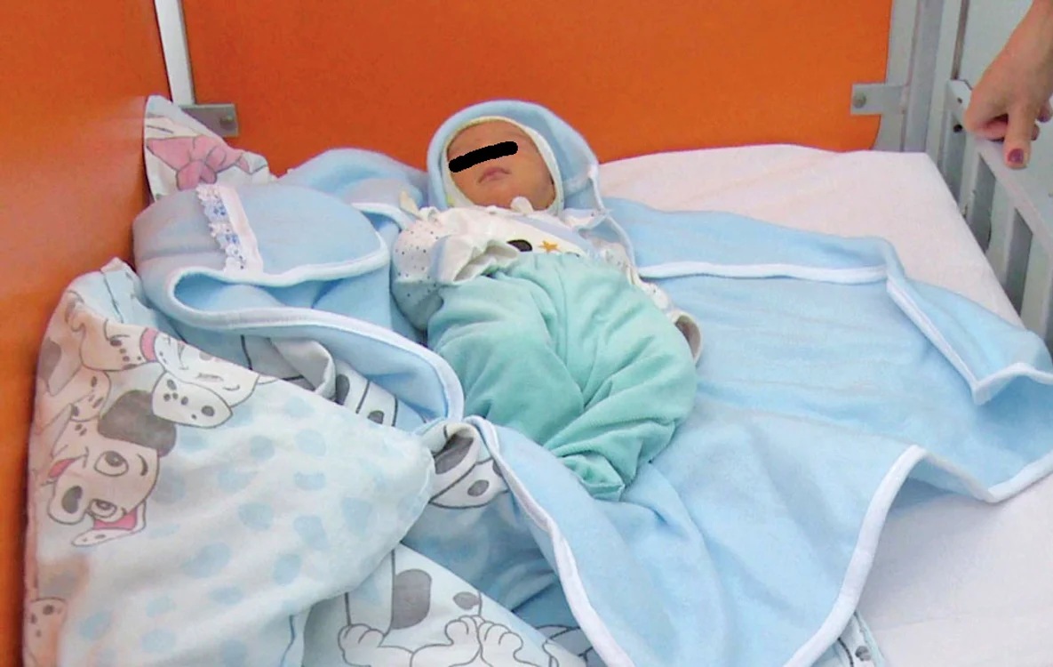 
    Bebeluşul abandonat  a fost dus la Spitalul  Judeţean de  Urgenţă Slatina  