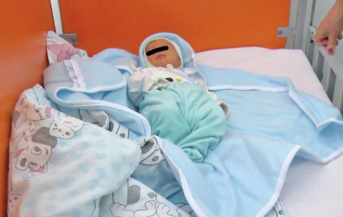 
    Bebeluşul abandonat  a fost dus la Spitalul  Judeţean de  Urgenţă Slatina  