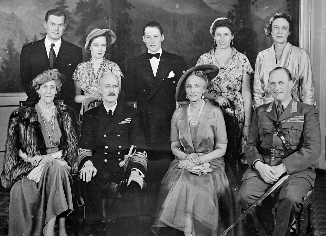 Erling Lorentzen, Prințesa Ragnhild, Harald al Norvegiei (în centru), Prințesa Astrid, Prințesa Margaretha, jos Prințesa Ingeborg, Regele Haakon, Prințesa Marha, Prințul Olav, 1953 .