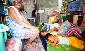 Elvira Miranda şi nepoţii trăiesc într un cavou cu televizor  în cimitirul făcut cartier jpeg