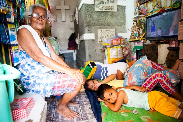 Elvira Miranda şi nepoţii trăiesc într-un cavou cu televizor în cimitirul făcut cartier