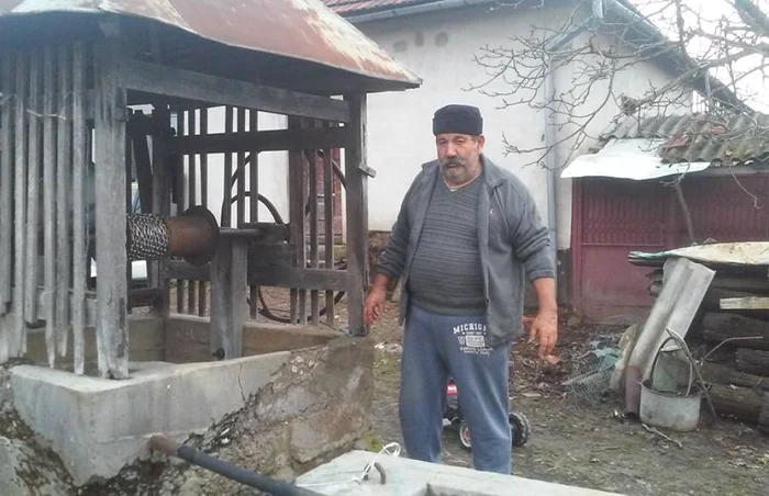 Ioachim Coşeri foloseşte zilnic apa din fântâna făcută acum 200 de ani Foto Claudia Untaru