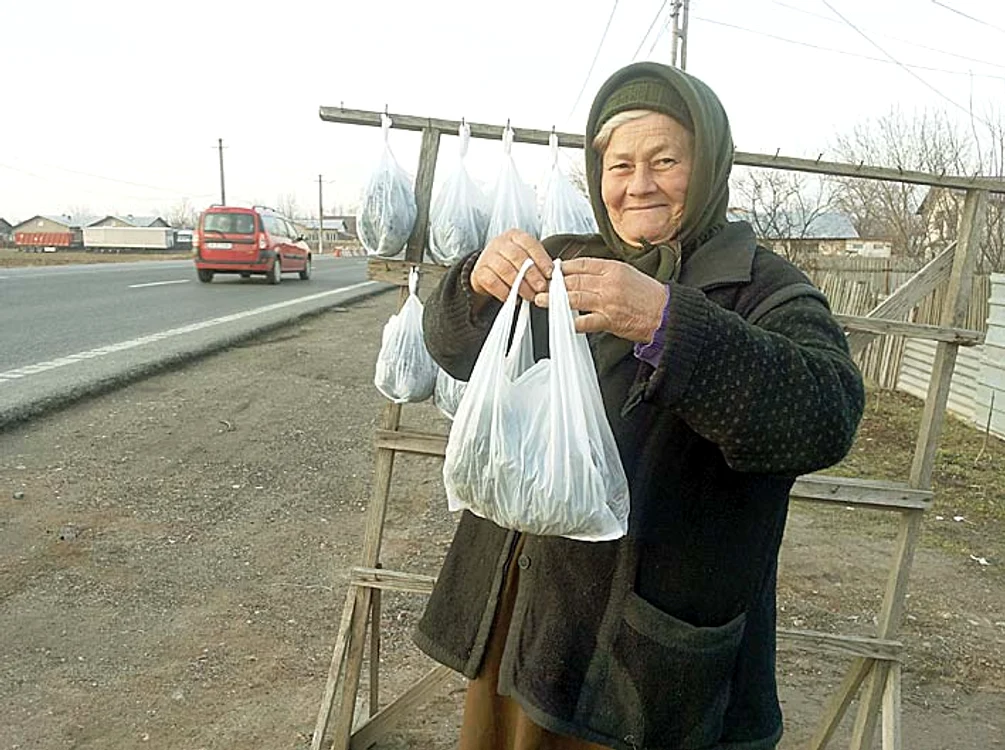 Pe Stelica o găseşti cu sacoşele pline cu urzici la Potigrafu