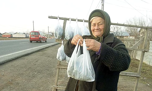 Pe Stelica o găseşti cu sacoşele pline  cu urzici la Potigrafu   jpeg
